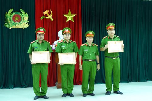 Khen thưởng thành tích đấu tranh phòng, chống tội phạm