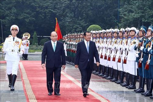 Thủ tướng Nguyễn Xuân Phúc chủ trì Lễ đón Thủ tướng Vương quốc Campuchia Hun Sen