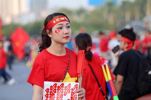 Dàn mỹ nhân 'đốt cháy' khán đài Mỹ Đình, mừng Việt Nam vào chung kết