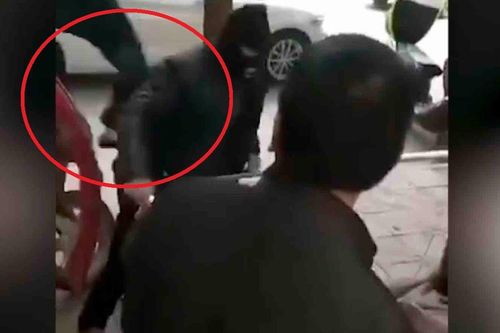 Clip: Đóng vai tội phạm tấn công trường mầm non, bảo vệ bị người đi đường đạp ngã sấp mặt