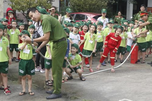 Học sinh trải nghiệm làm lính cứu hỏa