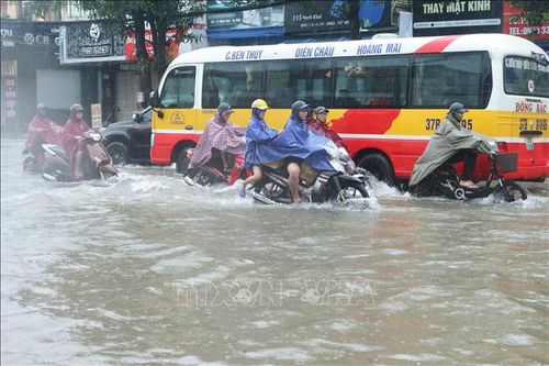 Thành phố Vinh ngập sâu tới nửa mét do mưa lớn kéo dài