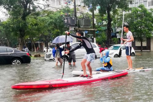 Sau mưa lớn, dân Đà Nẵng di chuyển bằng thuyền