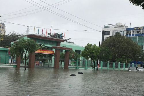 Ngày mai, 10/12, học sinh - sinh viên toàn thành phố Đà Nẵng nghỉ học do mưa ngập