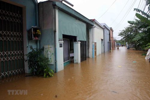 Hình ảnh nhà dân ở thành phố Đà Nẵng bị ngập sâu vì mưa lớn kéo dài