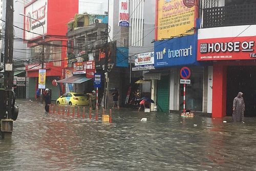 Mưa ngập lịch sử ở Đà Nẵng: Học sinh 2 trường được nghỉ học ngày 10/12