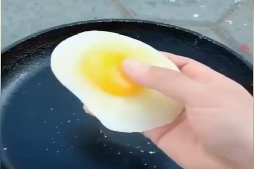 Thời tiết Trung Quốc âm 43 độ, trứng chiên bị đóng băng trên chảo