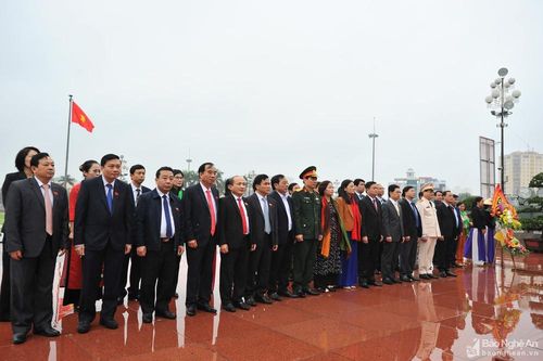 HĐND tỉnh dâng hoa tưởng niệm Chủ tịch Hồ Chí Minh