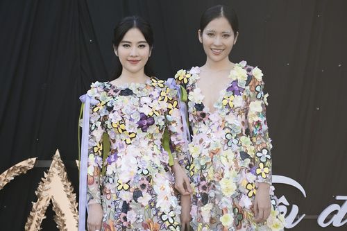 Chị em Nam Anh - Nam Em diện đồ đính đầy hoa, 'song kiếm hợp bích' phá đảo thảm đỏ