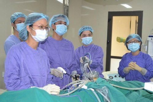 Một phụ nữ mang trên người hai khối u quái ác