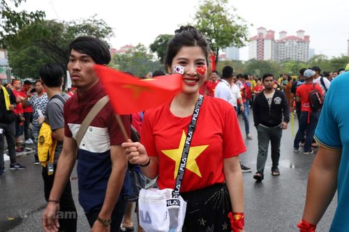 Cổ động viên náo nức trước trận quyết đấu Việt Nam-Malaysia