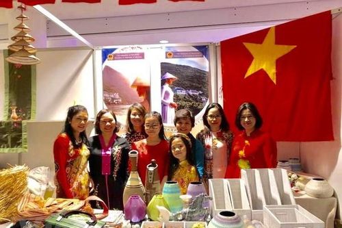 Giới thiệu văn hóa và ẩm thực Việt Nam tại Hội chợ từ thiện Ukraine