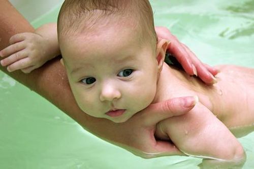 Khéo léo học tắm đúng cách cho trẻ sơ sinh trong mùa đông
