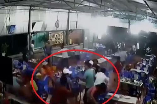 Nhóm thanh niên chém nhau dữ dội trong quán nhậu