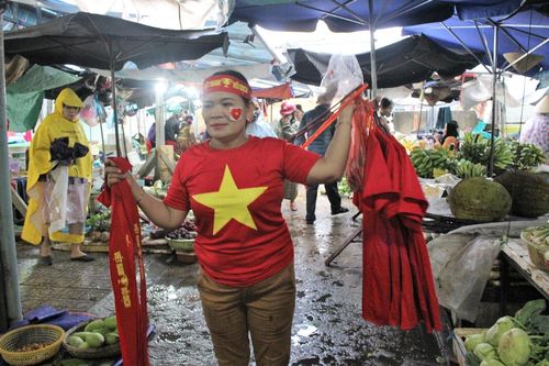 Người dân xứ Quảng rực rỡ màu cờ cổ vũ cho đội tuyển Việt Nam