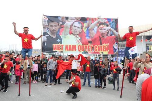 Rực rỡ sắc màu cổ động viên tại 'nhà hát' Mỹ Đình trước giờ bóng lăn