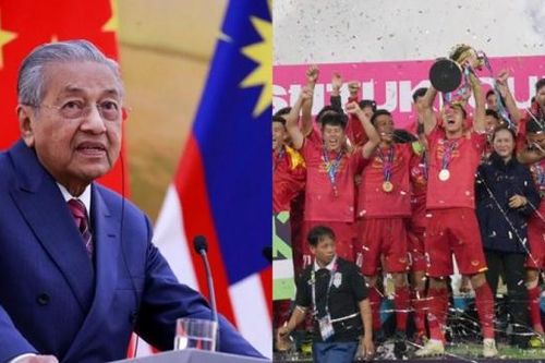 Thủ tướng Malaysia an ủi cầu thủ đội nhà sau khi thua Việt Nam