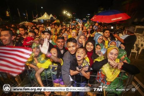 Thua Việt Nam, tuyển Malaysia vẫn được chào đón như người hùng