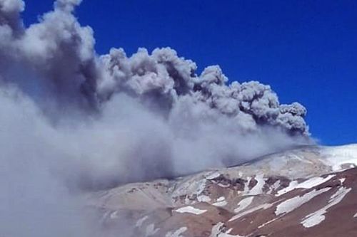 Chile ban bố cảnh báo vàng trước nguy cơ núi lửa Peteroa phun trào