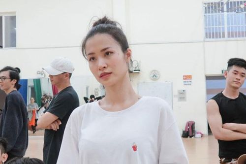 Đông Nhi hé lộ hình ảnh tập luyện vũ đạo căng thẳng trước giờ G liveshow Ten On Ten