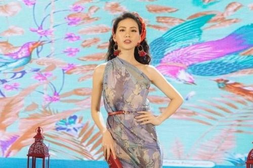 Quỳnh Hoa cùng dàn siêu mẫu 2018 gây ấn tượng khi quấn khăn làm áo