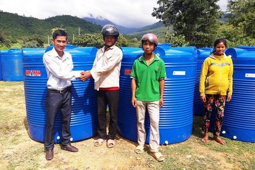 Tập đoàn Tân Á Đại Thành trao tặng hơn 600 bồn nước cho người dân tỉnh Ninh Thuận