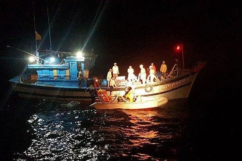 Xuyên đêm giữa biển khơi cứu 8 thuyền viên gặp nạn
