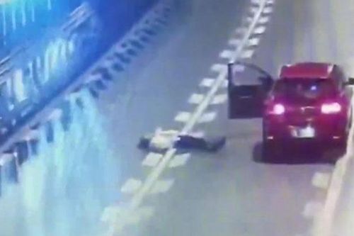 Cãi nhau với bạn trai, cô gái nằm giữa đường cao tốc ăn vạ
