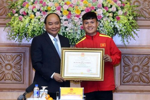 Thủ tướng trao tặng huân chương cho HLV Park Hang-seo, Quang Hải