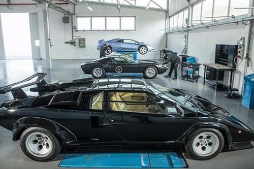 Đột nhập xưởng phục chế 'siêu bò' Lamborghini