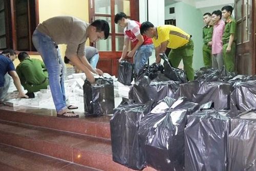 Bắt giữ hơn 17.000 bao thuốc lá lậu trên xe sang ở Bình Đình