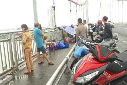 Nam tài xế nhảy cầu tự tử sau khi gọi điện báo gia đình