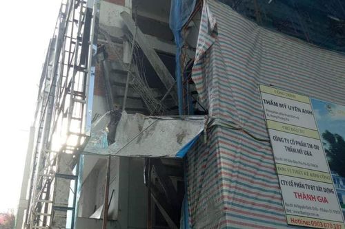 Sập giàn giáo công trình khiến 1 người chết, 2 người bị thương