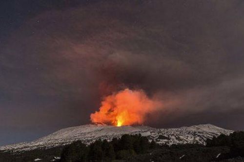 Núi lửa Etna trên đảo Sicily 'thức giấc', sân bay Catania buộc phải đóng cửa
