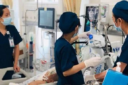 Bị xuất huyết não, bé 8 tháng tuổi hôn mê sâu nguy kịch