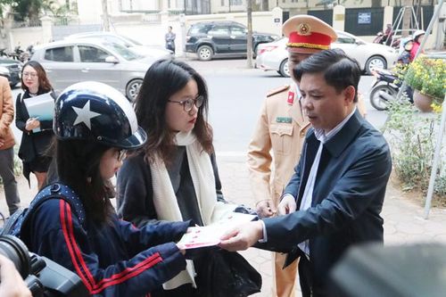 Vẫn còn nhiều trẻ em chưa đội mũ bảo hiểm khi tham gia giao thông