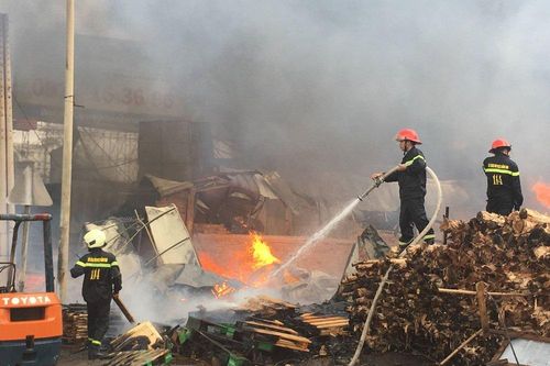 Đám cháy khủng khiếp, thiêu rụi nhiều căn nhà ở Đồng Nai