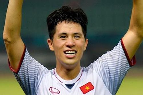 Trung vệ Đình Trọng được khen hát hay khi cover hit Noo Phước Thịnh