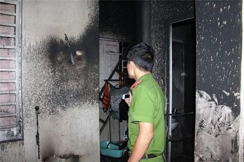 Mâu thuẫn tình cảm đồng tính, người phụ nữ đốt nhà giết con trai của người tình