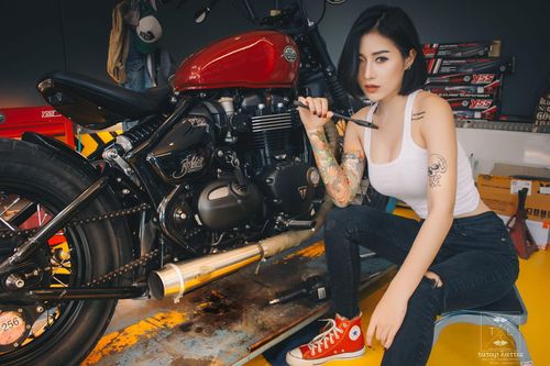 Người đẹp khoe 'vòng 3' căng đầy bên Triumph Bonneville Bobber