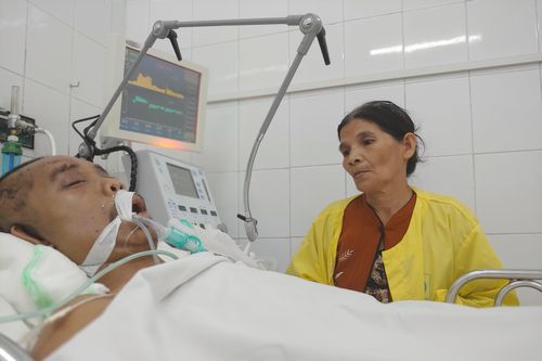 Người mẹ nghèo tuyệt vọng tìm trăm triệu đồng cứu con tai nạn giao thông lâm nguy