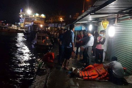 Lật tàu cao tốc giữa vịnh ở biển Nha Trang, 2 người thiệt mạng