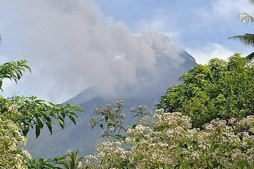Núi lửa hoạt động mạnh nhất Philippines phun tro bụi