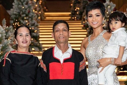 H'Hen Niê rơi nước mắt, cám ơn bố mẹ vì được theo đuổi đam mê