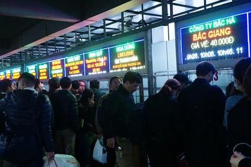 Tối muộn bến xe ở Hà Nội vẫn đông nghịt khách về quê nghỉ Tết Dương lịch