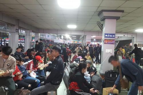 Bến xe, đường phố 'nghẹt thở' vì dân ùn ùn về quê nghỉ Tết dương lịch