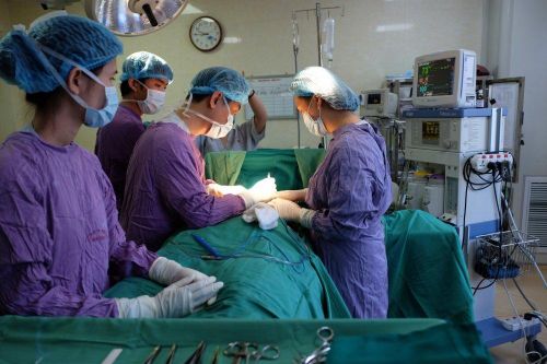 Bơm silicon độn mông không rõ nguồn gốc, nữ bệnh nhân gặp biến chứng nguy hiểm