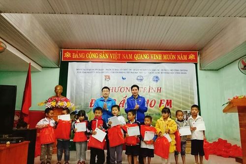 Trung ương Đoàn mang hơi ấm đến học sinh nghèo Quảng Bình