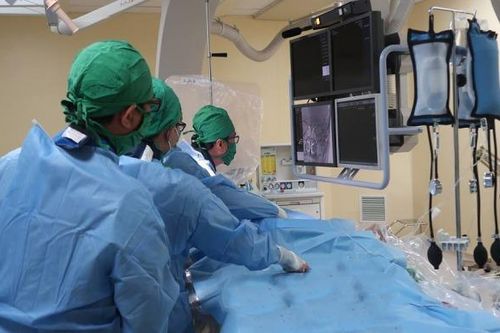 Đang nói chuyện, cụ ông 62 tuổi bỗng liệt nửa người