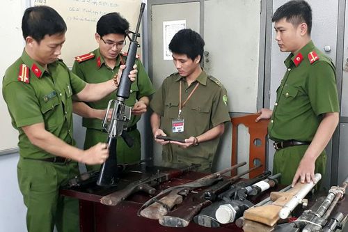 Người dân tự giác giao nộp vũ khí, vật liệu nổ